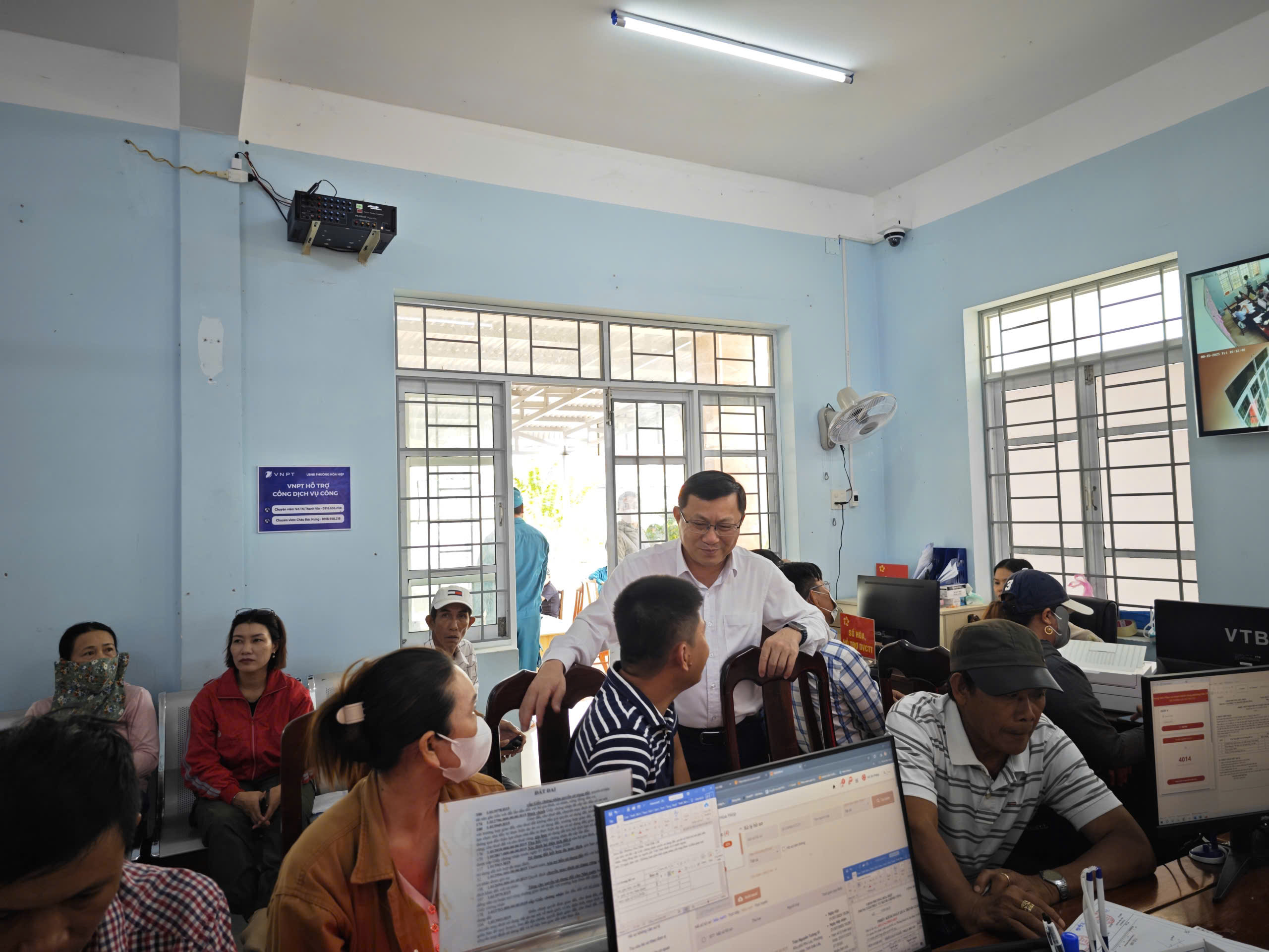 Bí thư Đảng ủy phường Hòa Hiệp kiểm tra công tác giải quyết thủ tục hành chính cho người dân